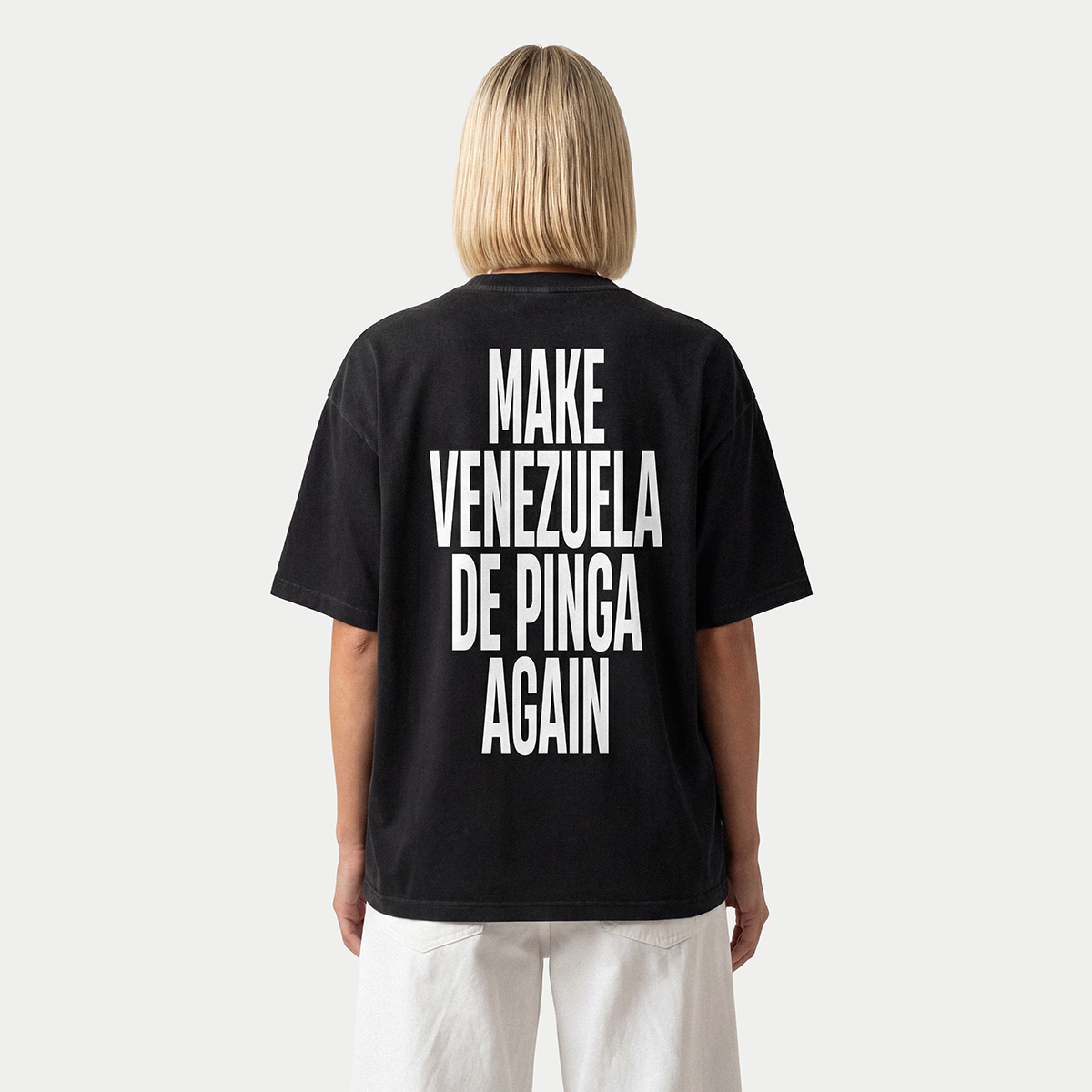 Modelo de espaldas llevando la camiseta negra «Make Venezuela De Pinga Again» de Caracas Merch
